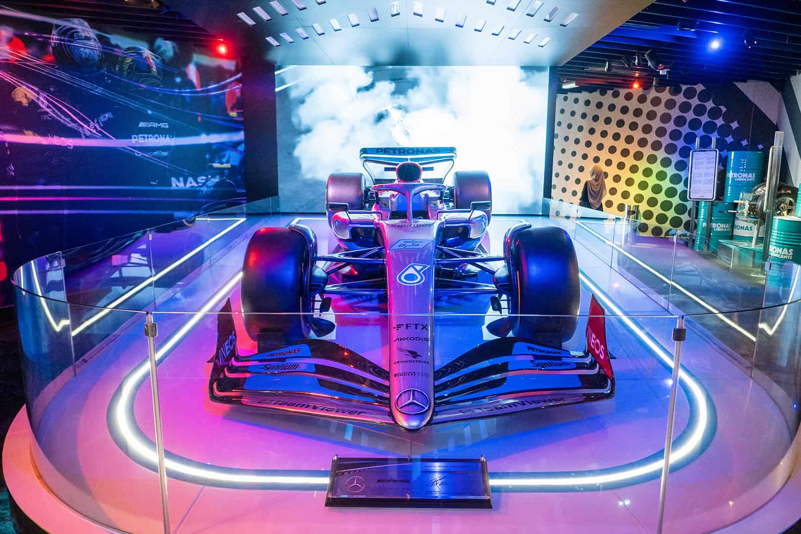 F1 racewagen van George Russel (2025) bij Petrosains Discovery Centre in Kuala Lumpur