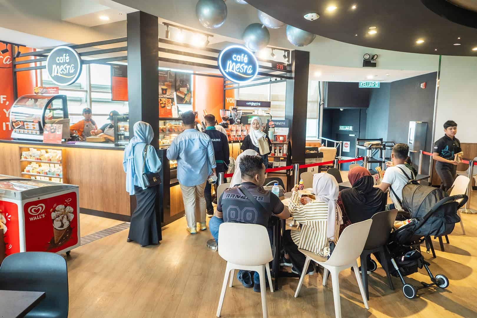 Lunchrestaurant binnen Petrosains Discovery Centre in Kuala Lumpur