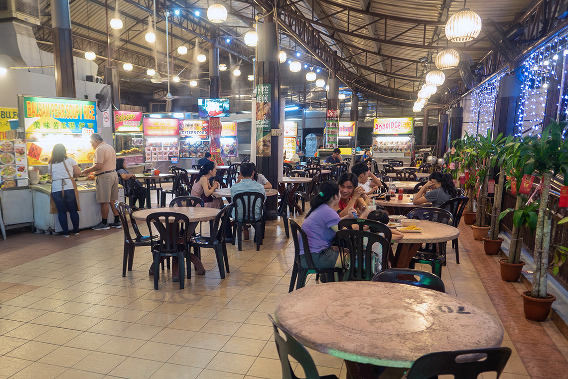 Veel tafeltjes bij Ming Tien Food Court in Kuala Lumpur