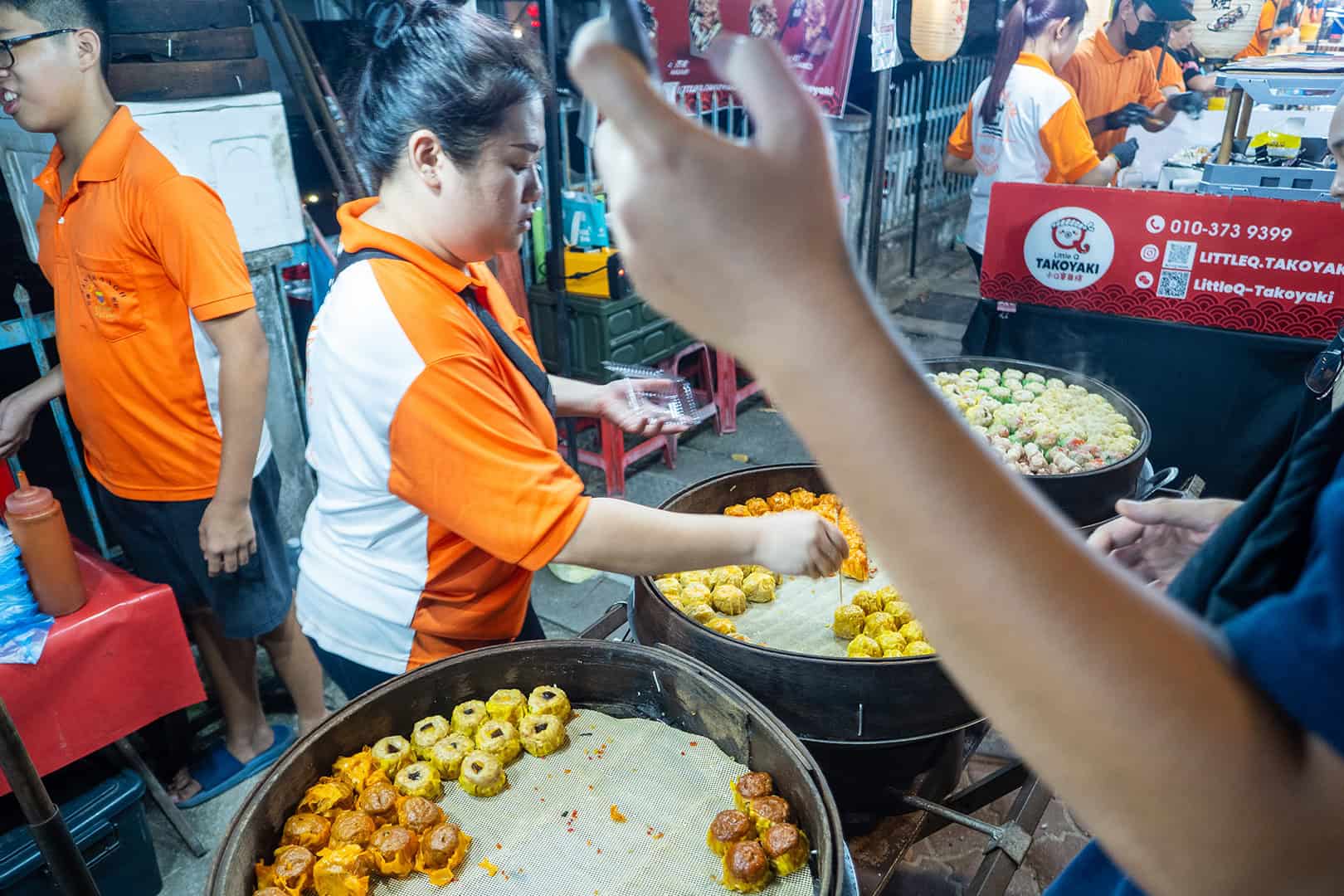Lekker eten bij Pasar Malam Van Praagh