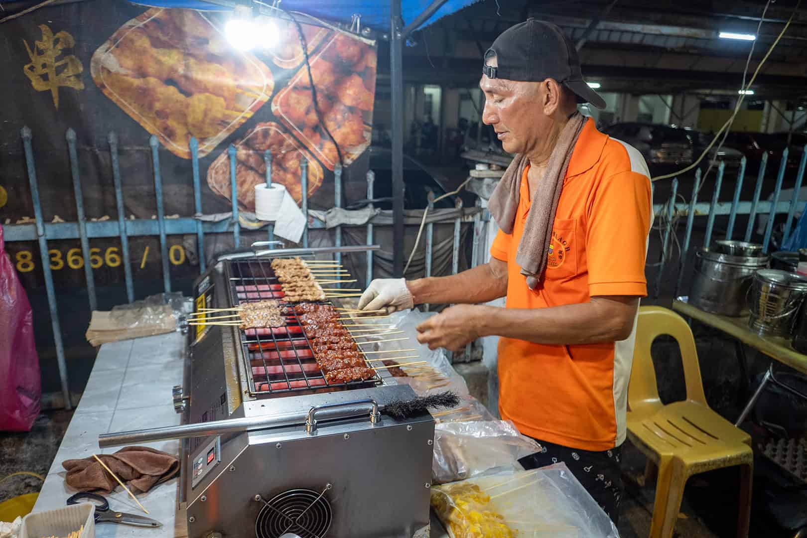Stokjes met vlees bij Pasar Malam Van Praagh