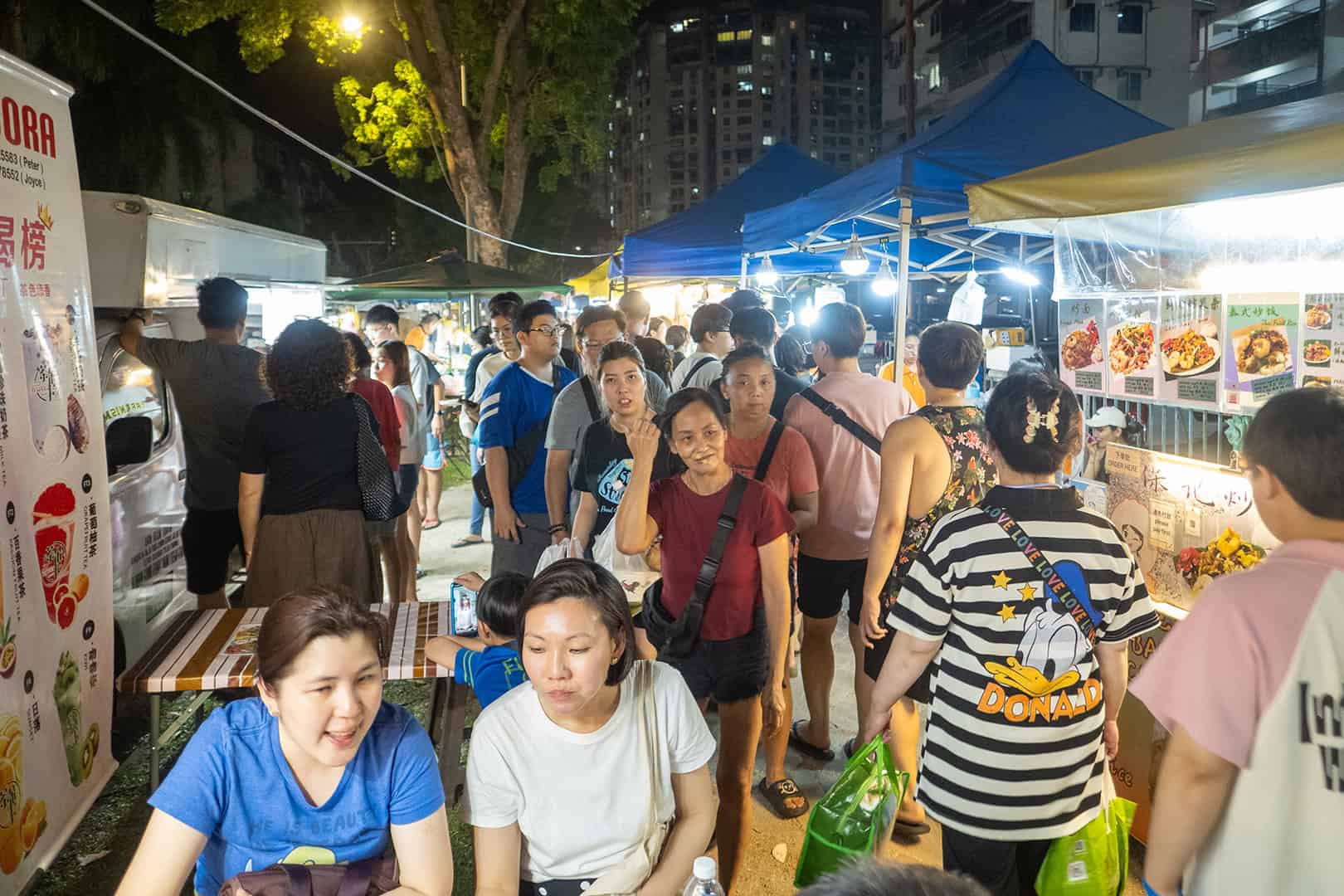 Gezellige drukte bij Pasar Malam Van Praagh