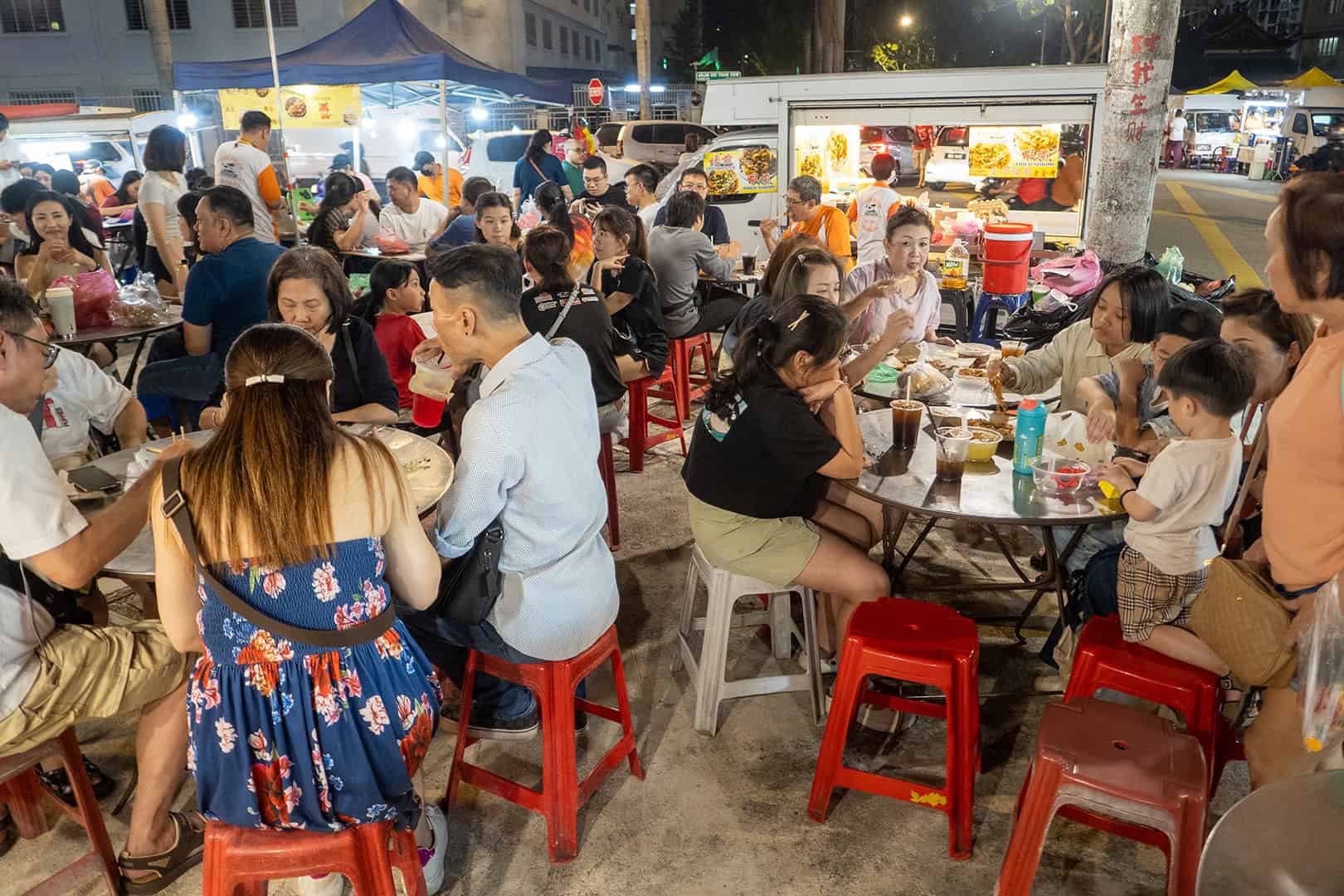 Tafeltjes bij Pasar Malam Van Praagh