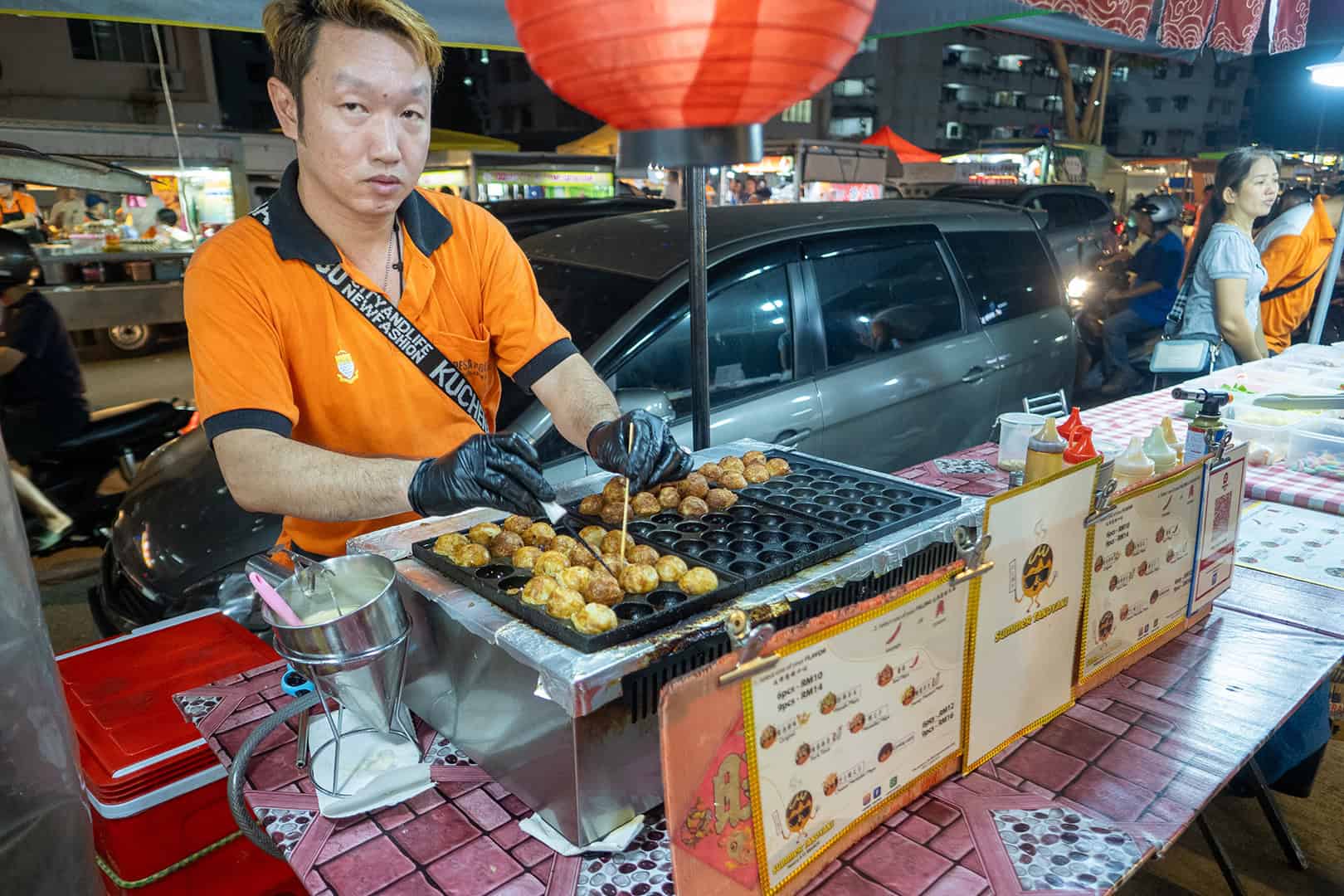 Lekkere lokale snacks bij Pasar Malam Van Praagh