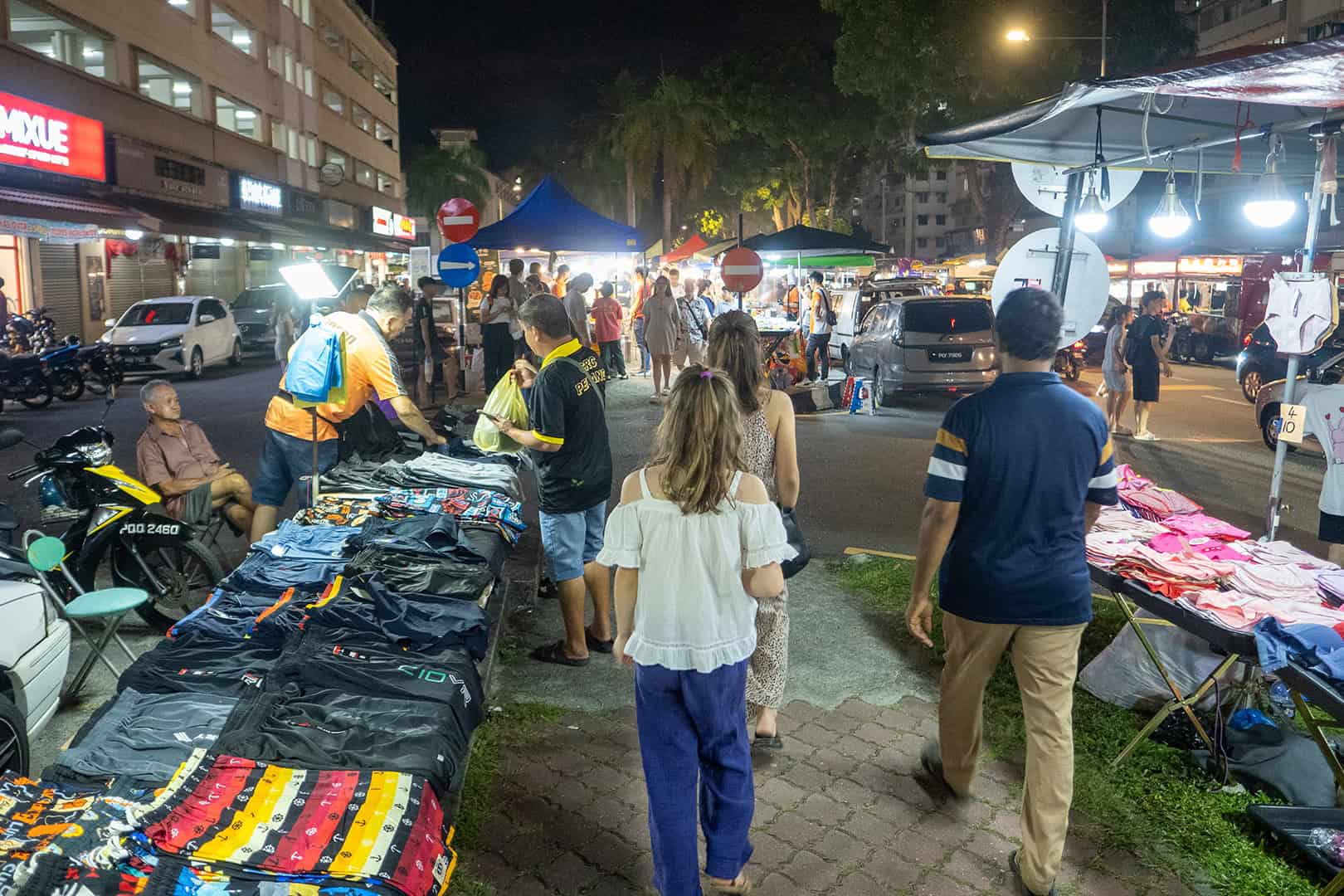 Honderden kraampjes bij Pasar Malam Van Praagh
