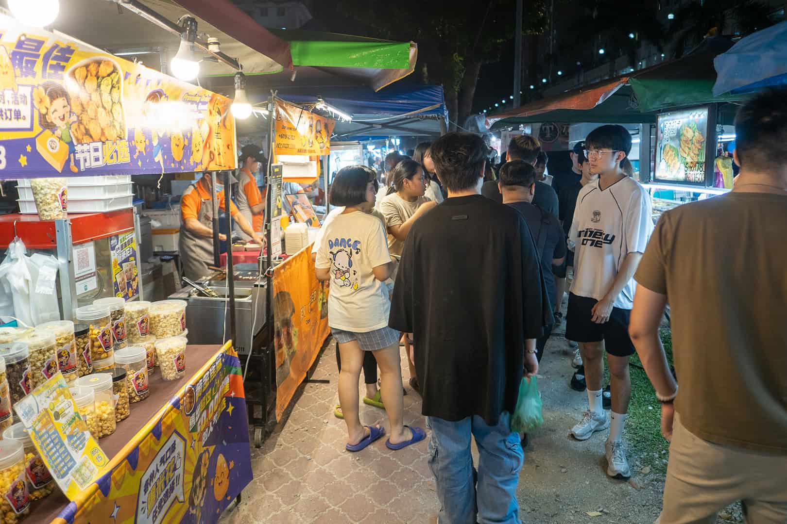 Mensenmassa op vrijdagavond bij Pasar Malam Van Praagh