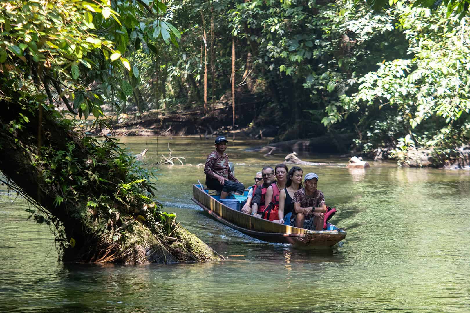 Op weg naar de grotten van Mulu NP Op weg naar de grotten van Mulu NP