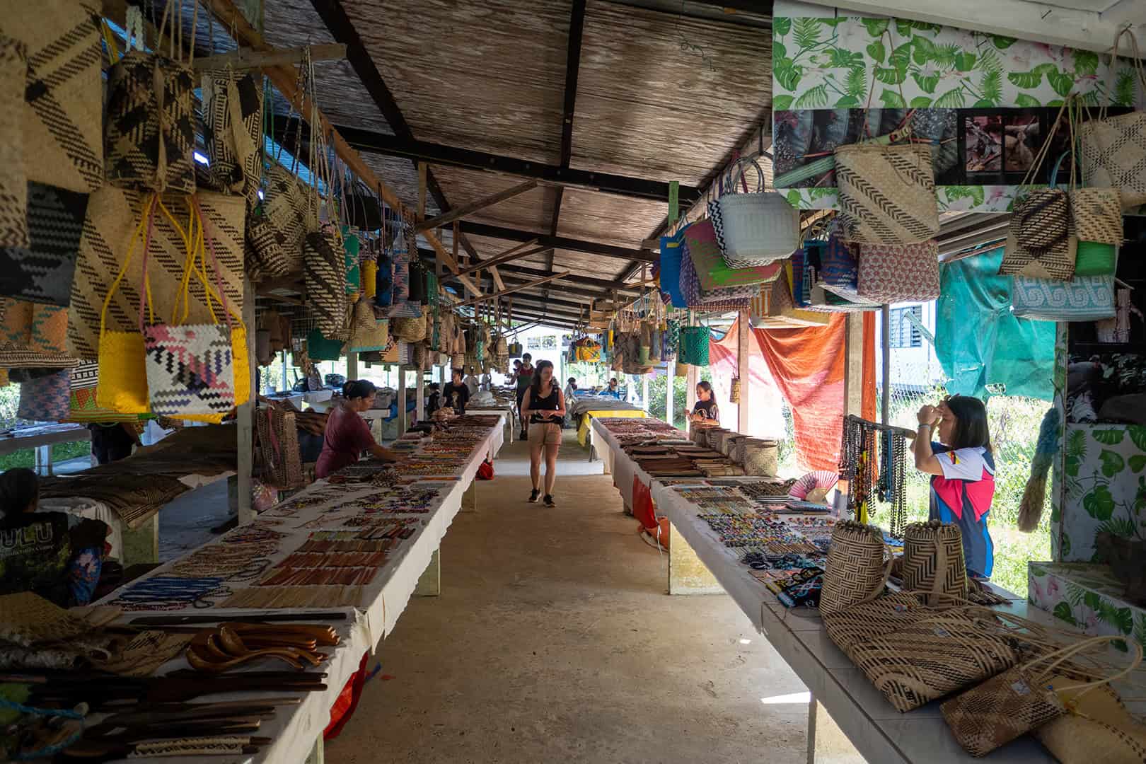 Dagmarkt bij Mulu National Park Dagmarkt bij Mulu National Park