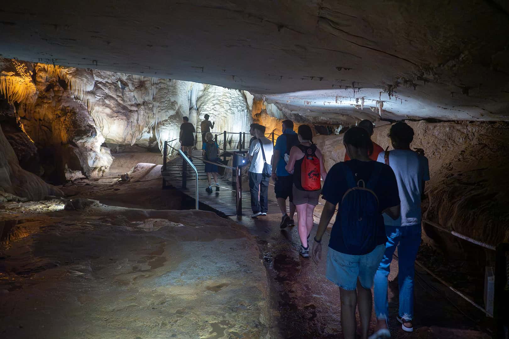 Diep in de grotten van Mulu Diep in de grotten van Mulu