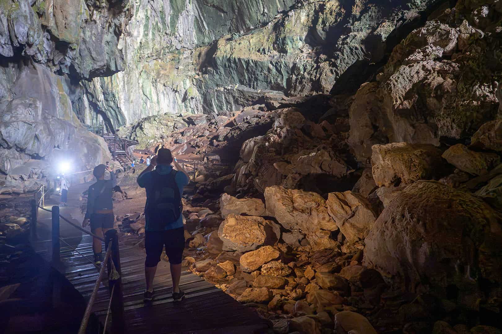 Wandelpaden in de grotten van Mulu Wandelpaden in de grotten van Mulu