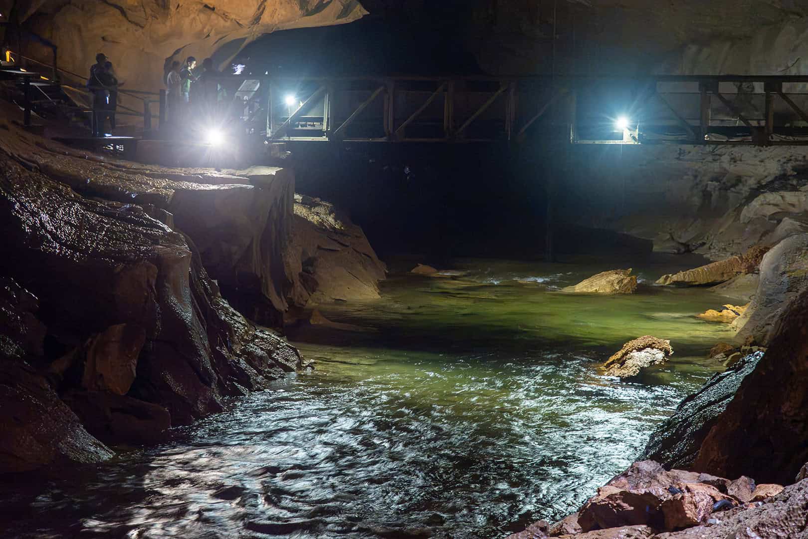 Rivier door Clearwater Cave, Mulu Rivier door Clearwater Cave, Mulu