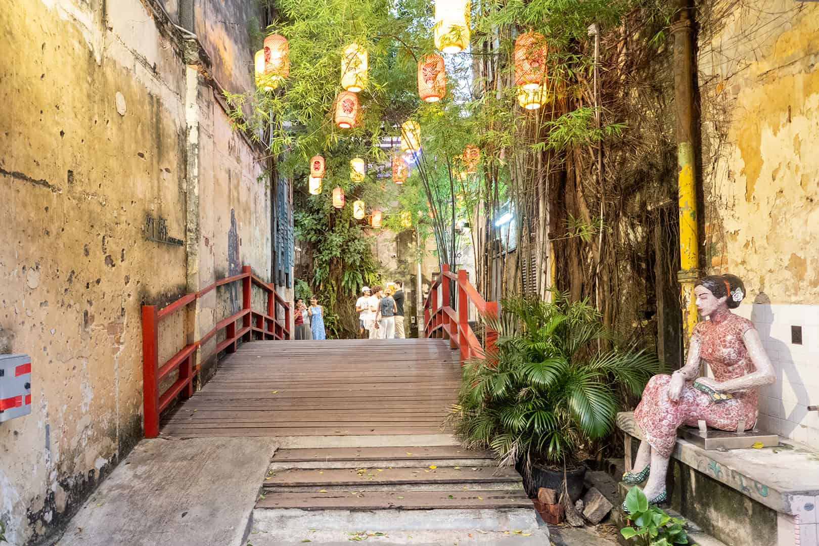 Bruggetje bij de ingang van Kwai Chai Hong