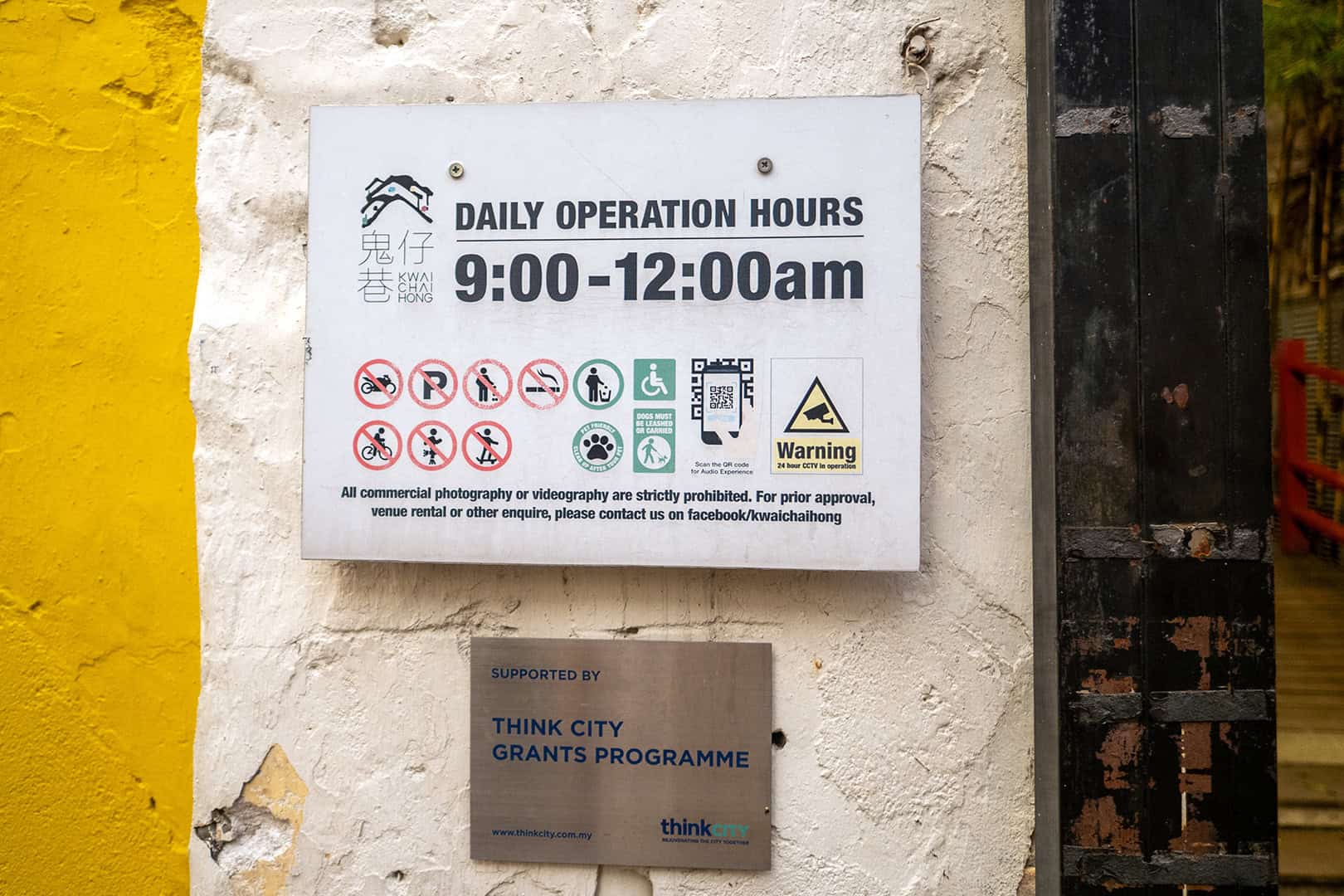 Bordje met openingstijden Kwai Chai Hong