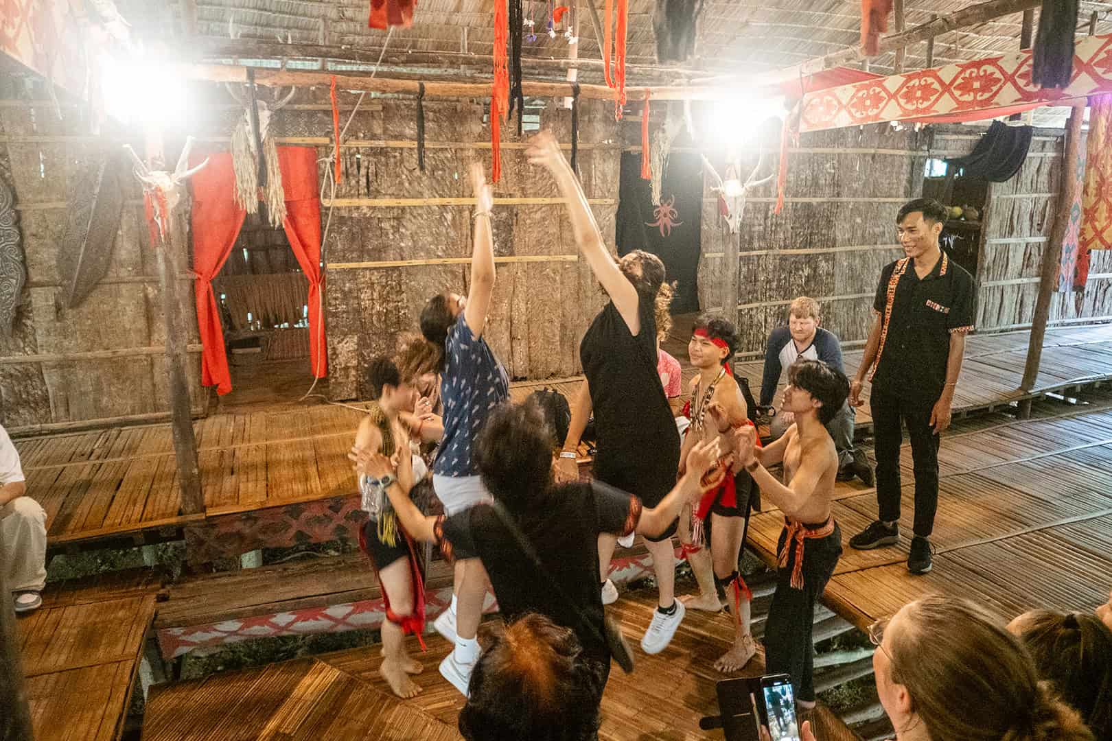 Springen op de Lansaran bij Mari Mari Cultural Village (Kota Kinabalu)