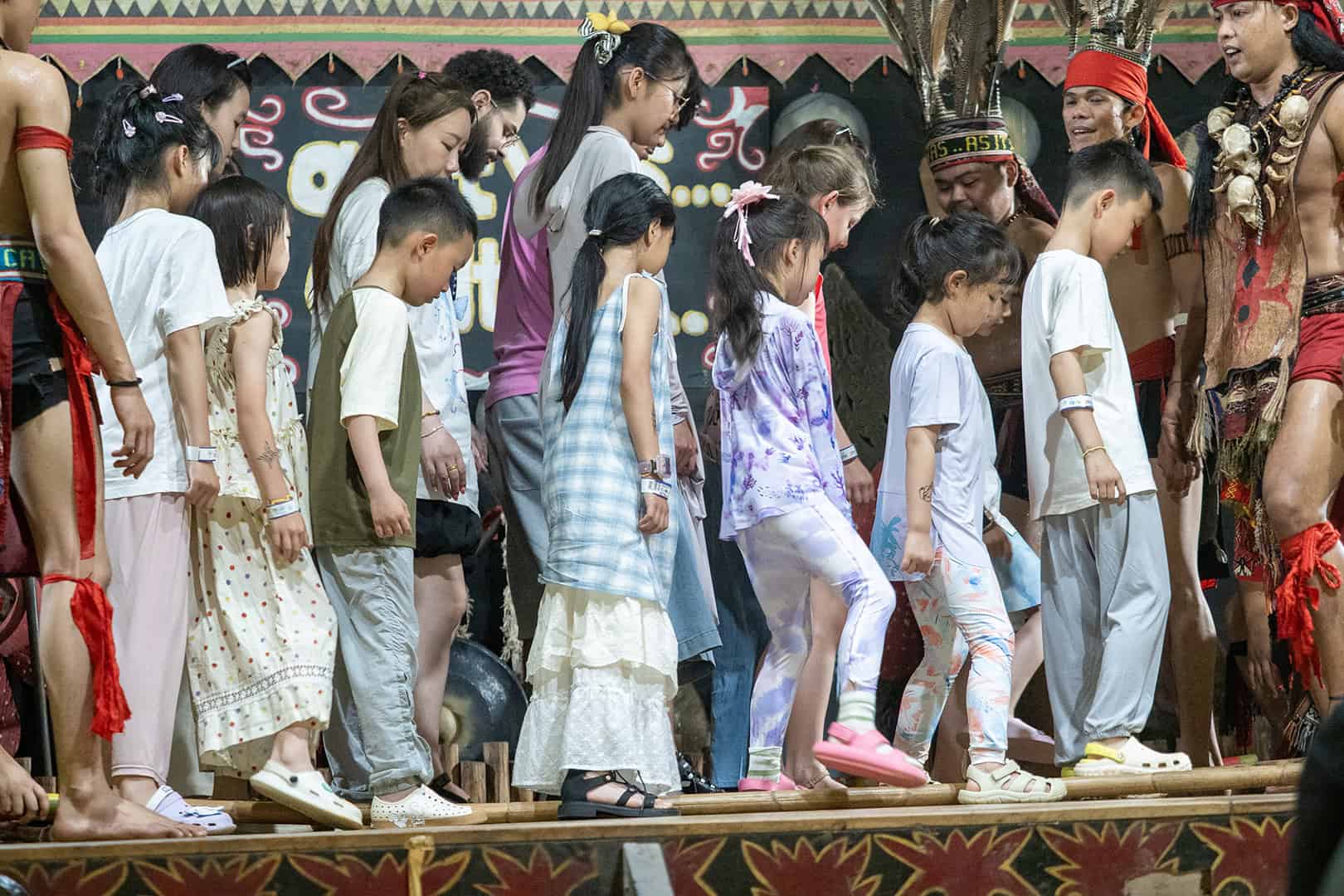 Kinderen doen ook mee bij Mari Mari Cultural Village (Kota Kinabalu)