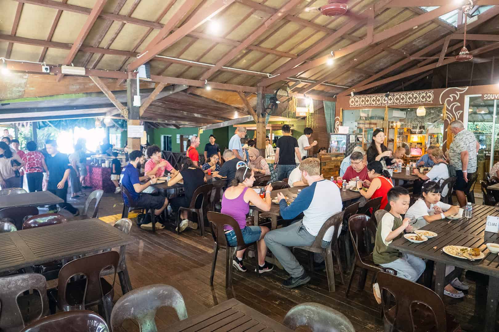Allemaal aan de lunch bij Mari Mari Cultural Village (Kota Kinabalu)