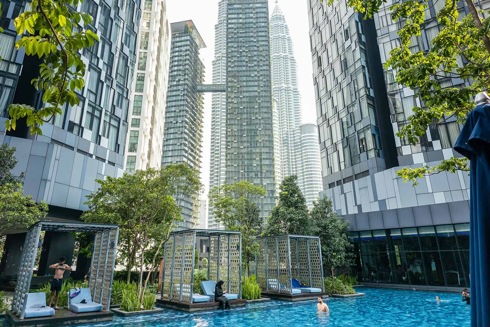 Zwembad en uitzicht vanaf Star Suites KLCC