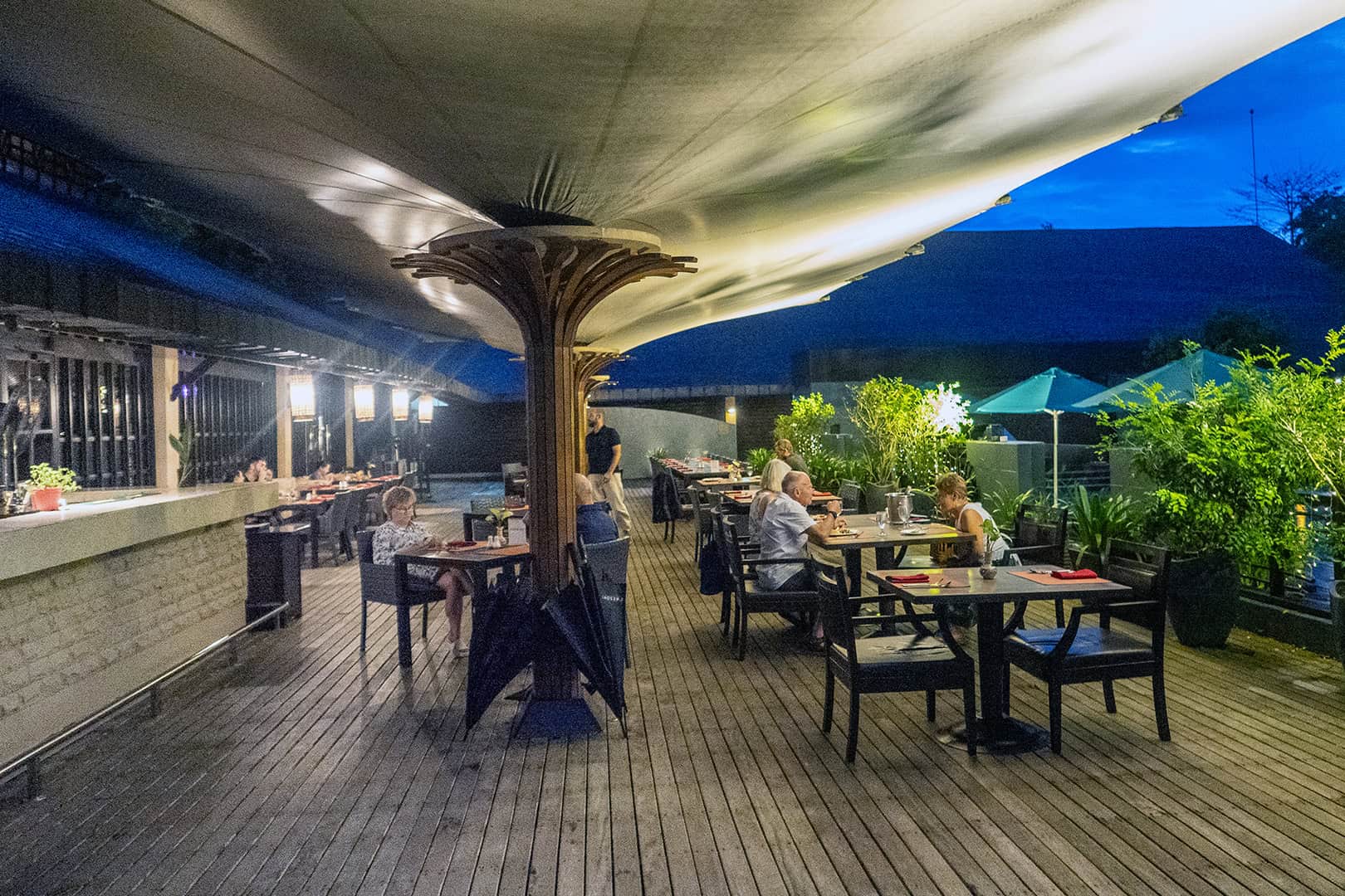 Buiten eten bij Mulu Marriott Resort