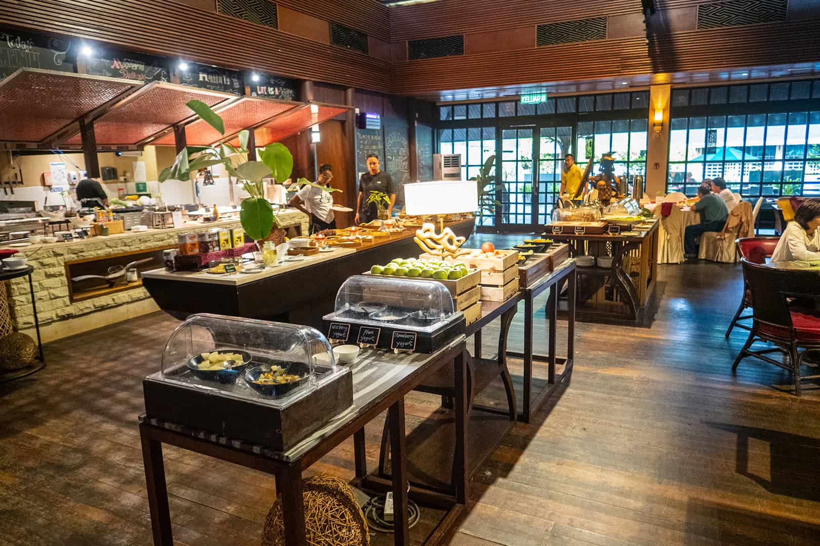 Ontbijtbuffet Mulu Marriott Resort