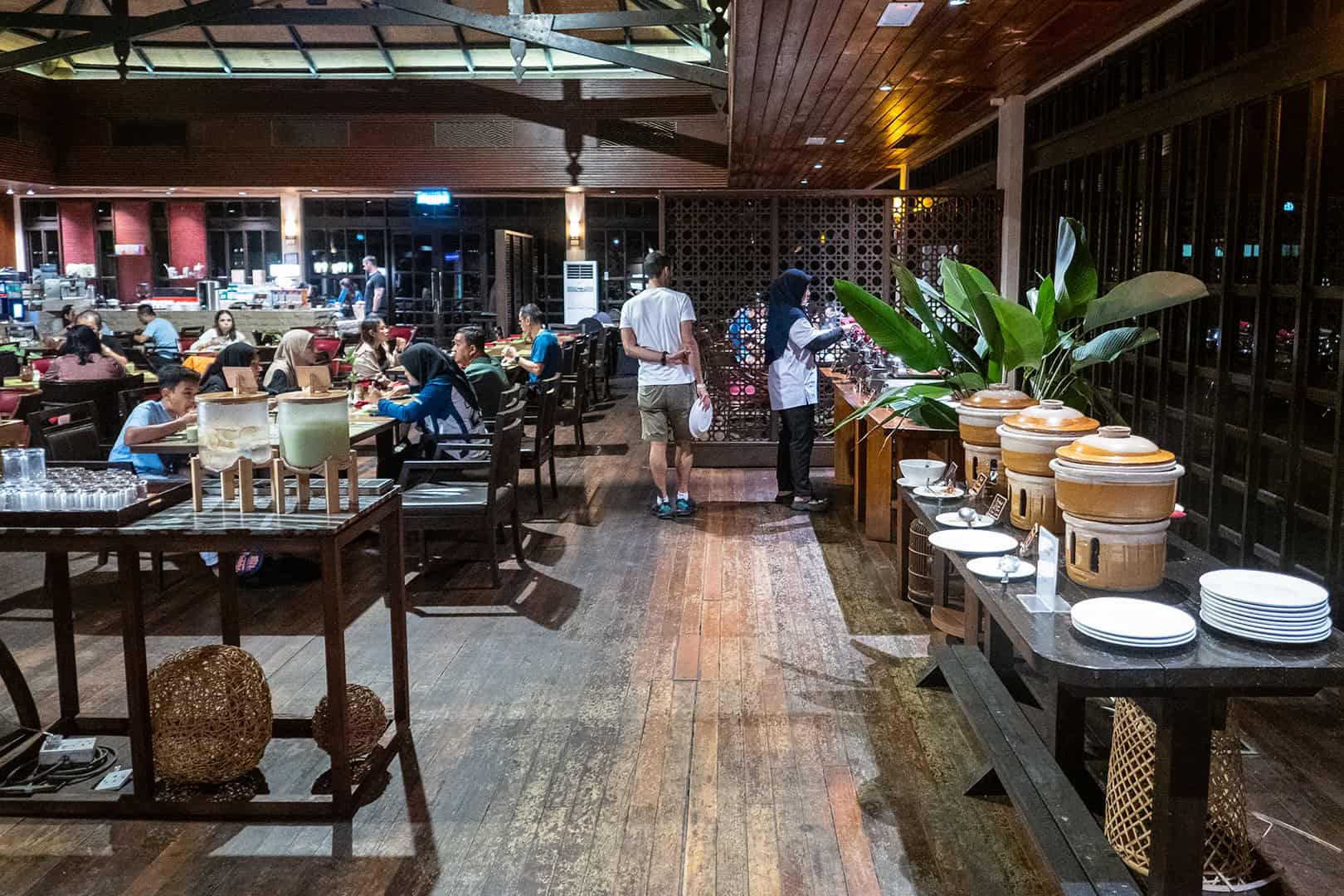 Avondeten bij Mulu Marriott Resort