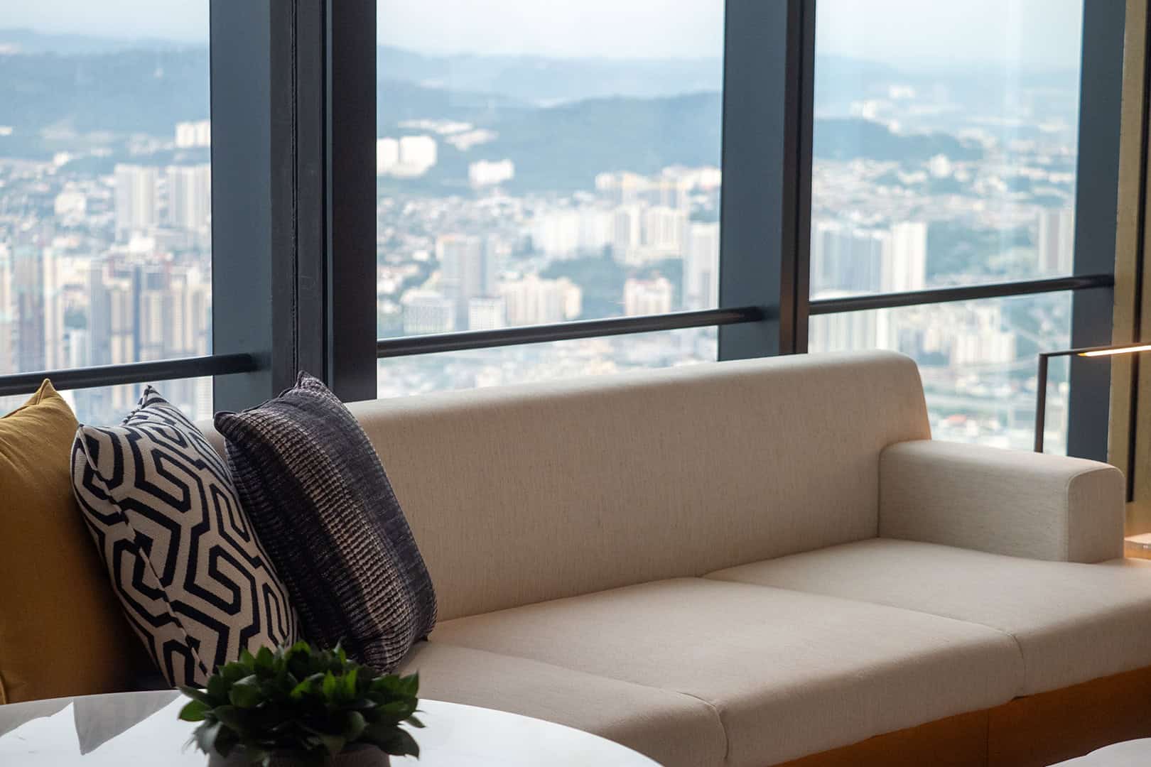 Park Hyatt KL: Bankjes met uitzicht