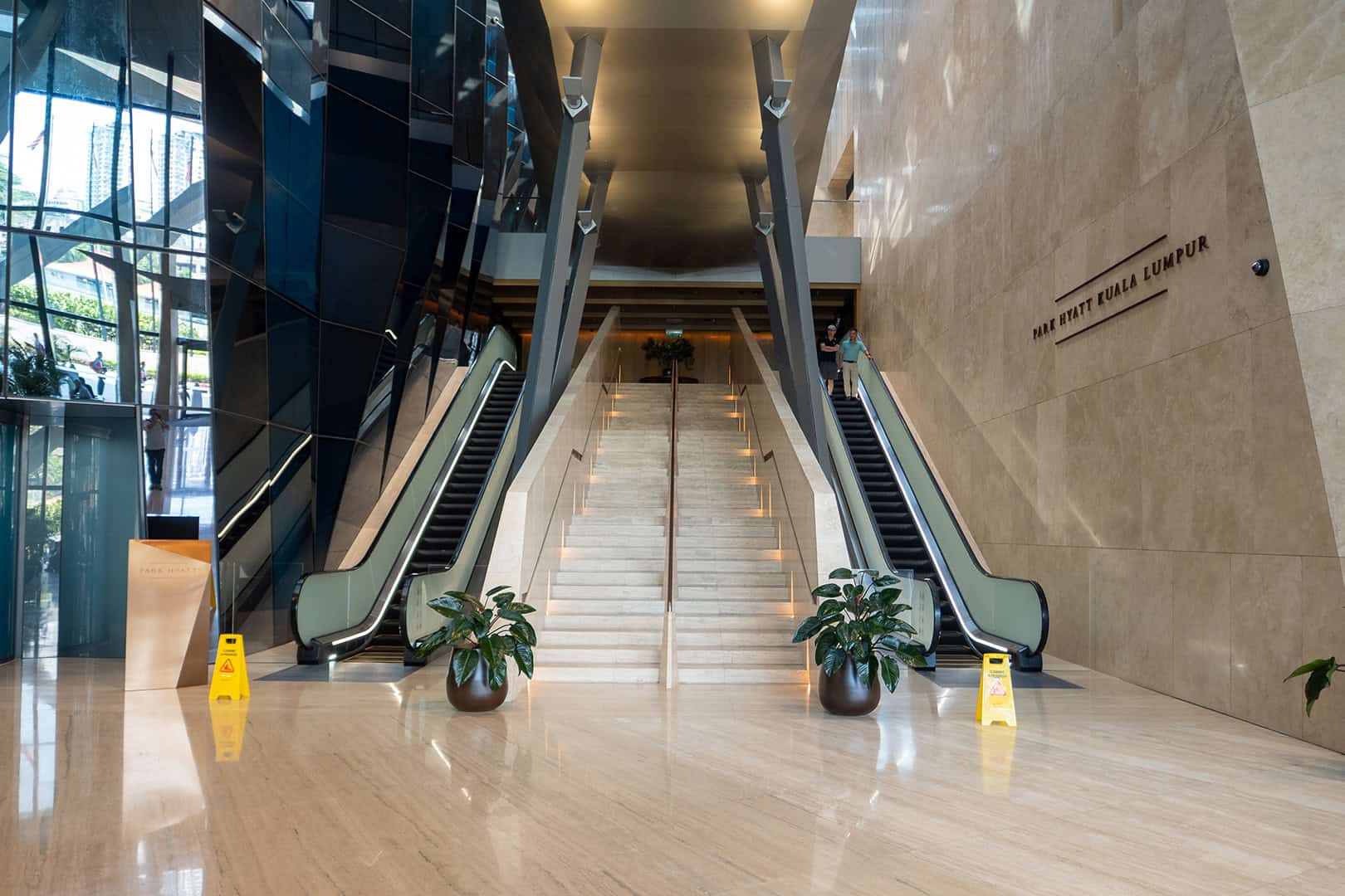 Park Hyatt KL: Roltrap naar lobby