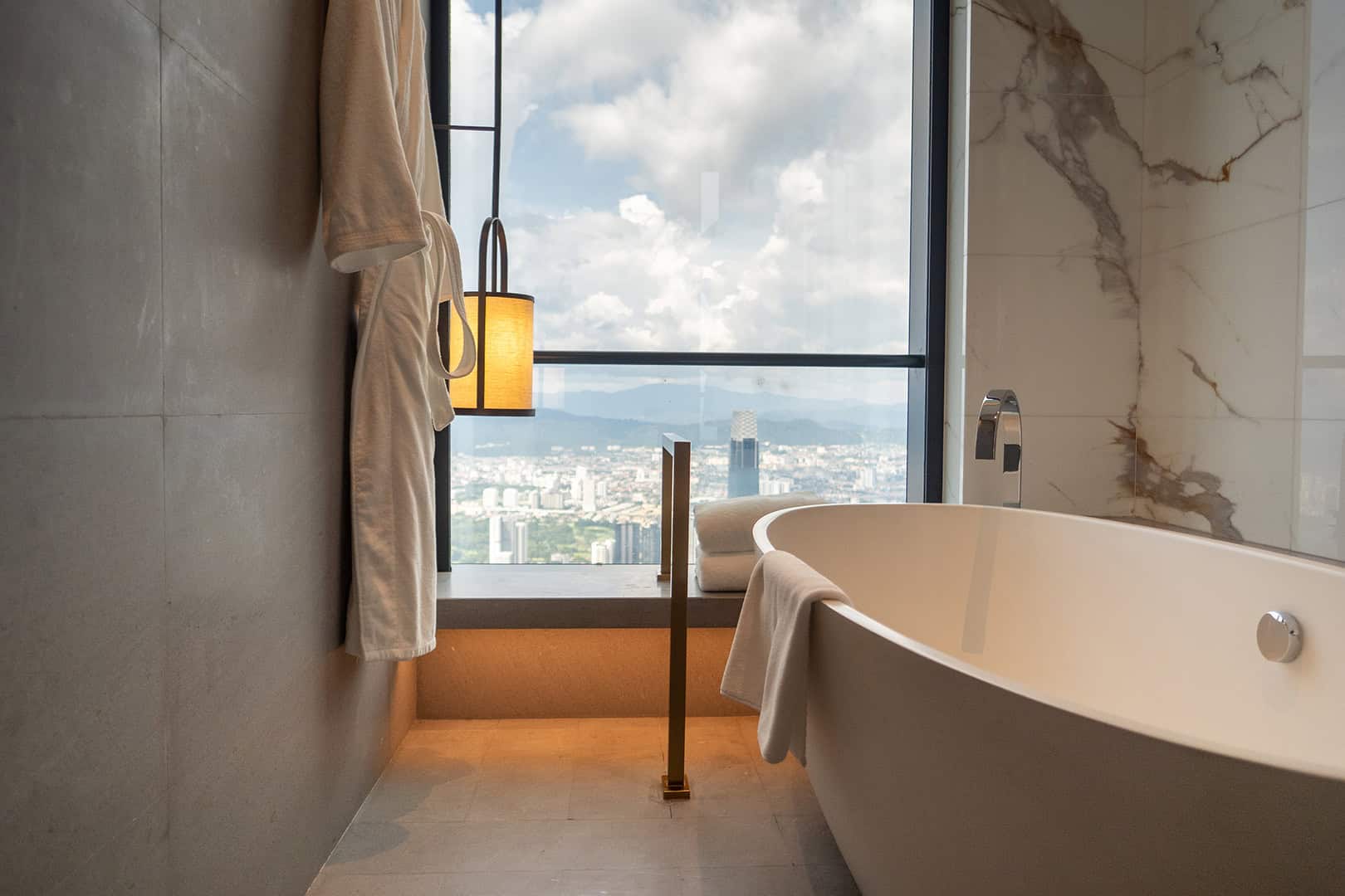 Hotelkamer Park Hyatt Kuala Lumpur: Bad met uitzicht
