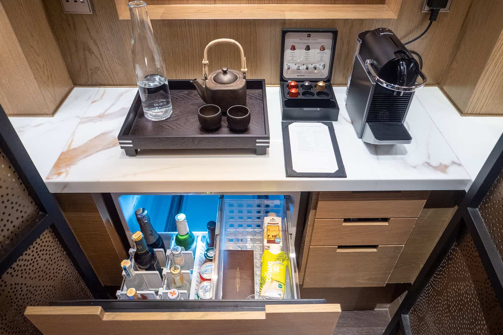 Hotelkamer Park Hyatt Kuala Lumpur: Koffiemachine en Minibar