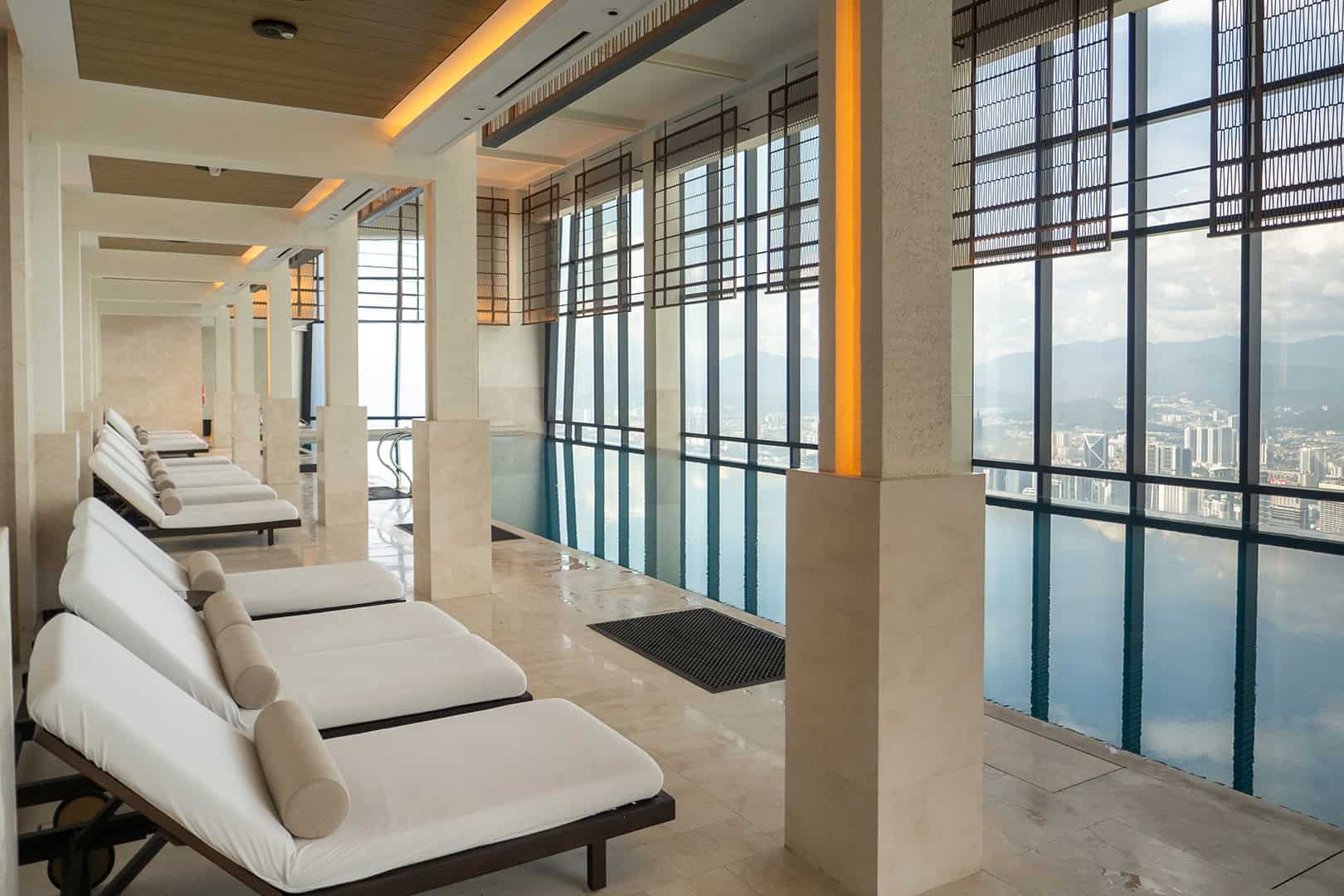 Zwembad Park Hyatt Kuala Lumpur: Ligstoelen