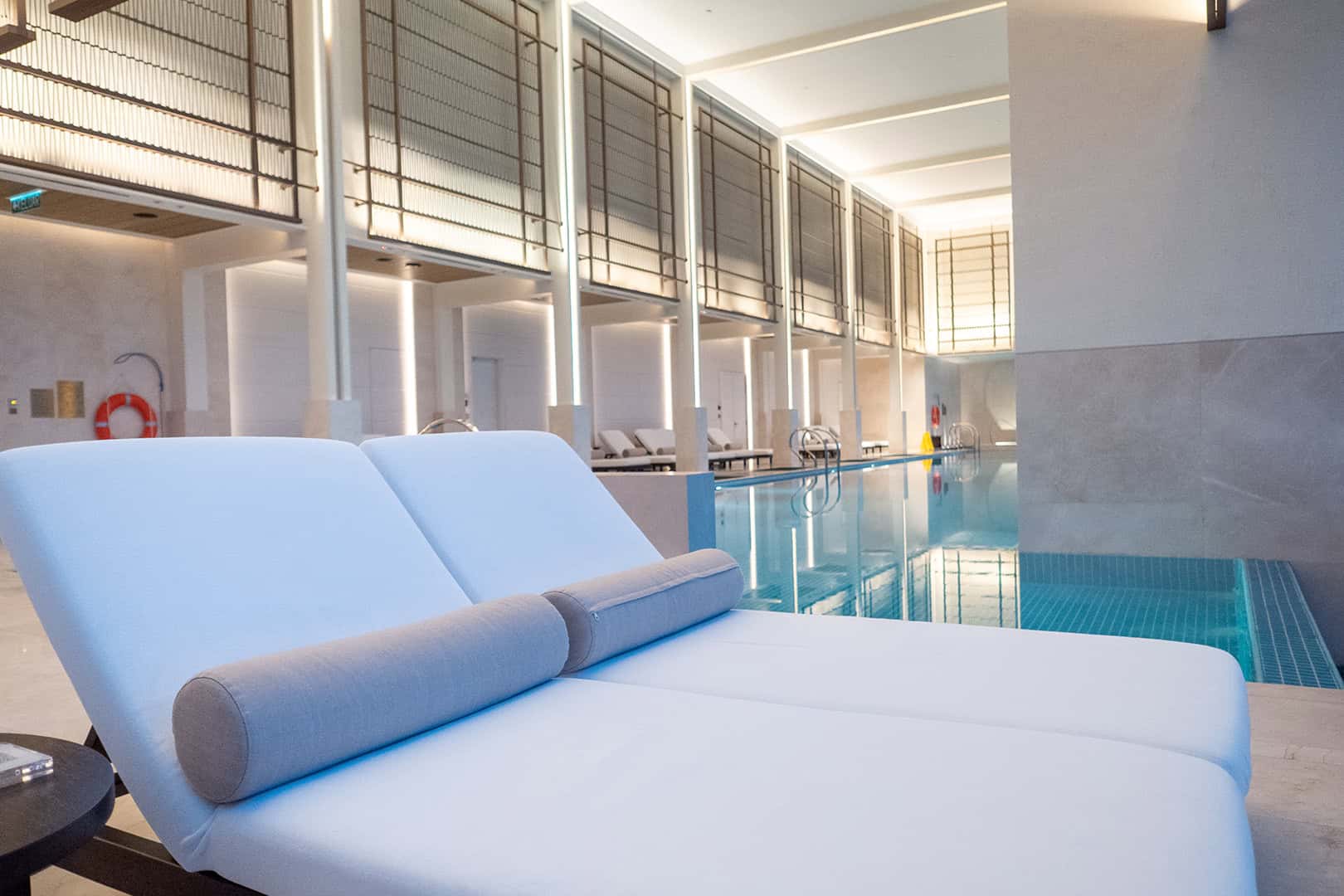 Zwembad Park Hyatt Kuala Lumpur: Ligstoelen