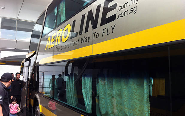 Instappen bij Aeroline bus 2