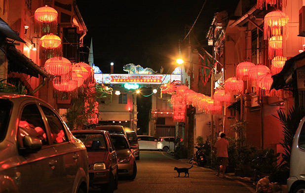 Verlaten straatje in de avond