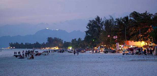 Gezelligheid in de avond bij Pantai Cenang 1