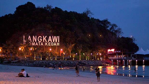 Gezelligheid in de avond bij Pantai Cenang 2