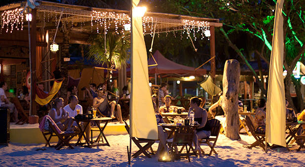 Gezelligheid in de avond bij Pantai Cenang 3