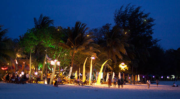 Gezelligheid in de avond bij Pantai Cenang 4