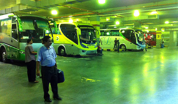 Vertrekkende bus bij Pudu Sentral 1