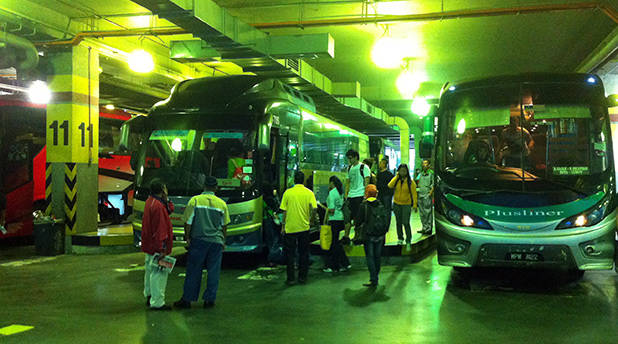 Vertrekkende bus bij Pudu Sentral 2