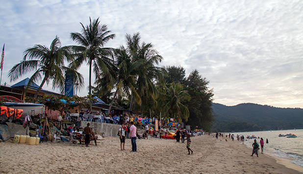 Het strand bij Batu Ferringhi
