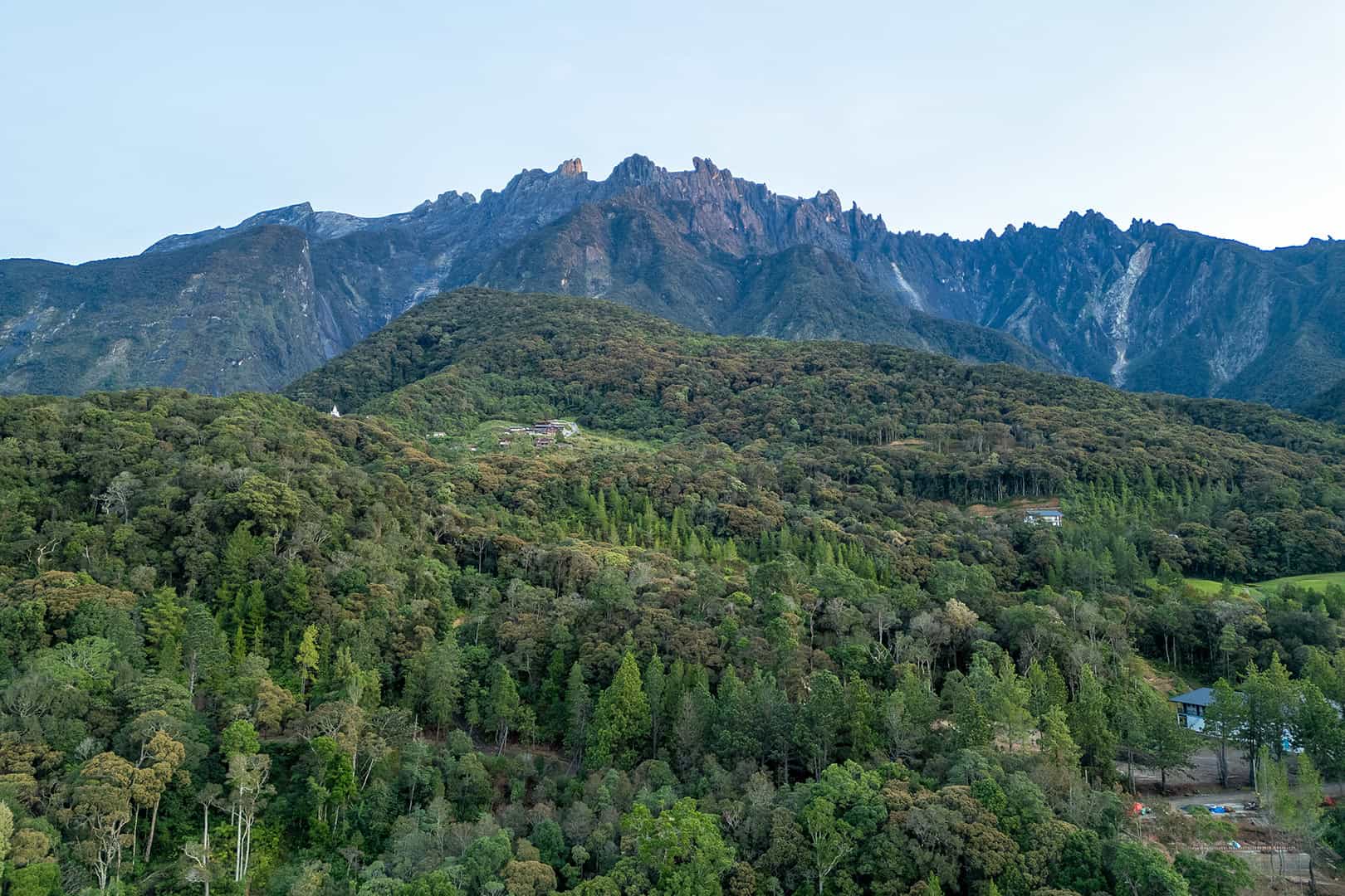 Mount Kinabalu in Sabah bij helder weer