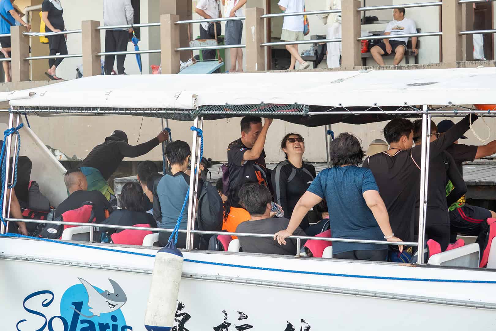 Bootje vol toeristen bij Seafest Semporna