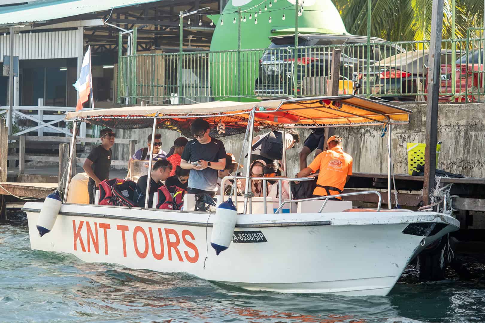 Volle boot met toeristen bij Semporna