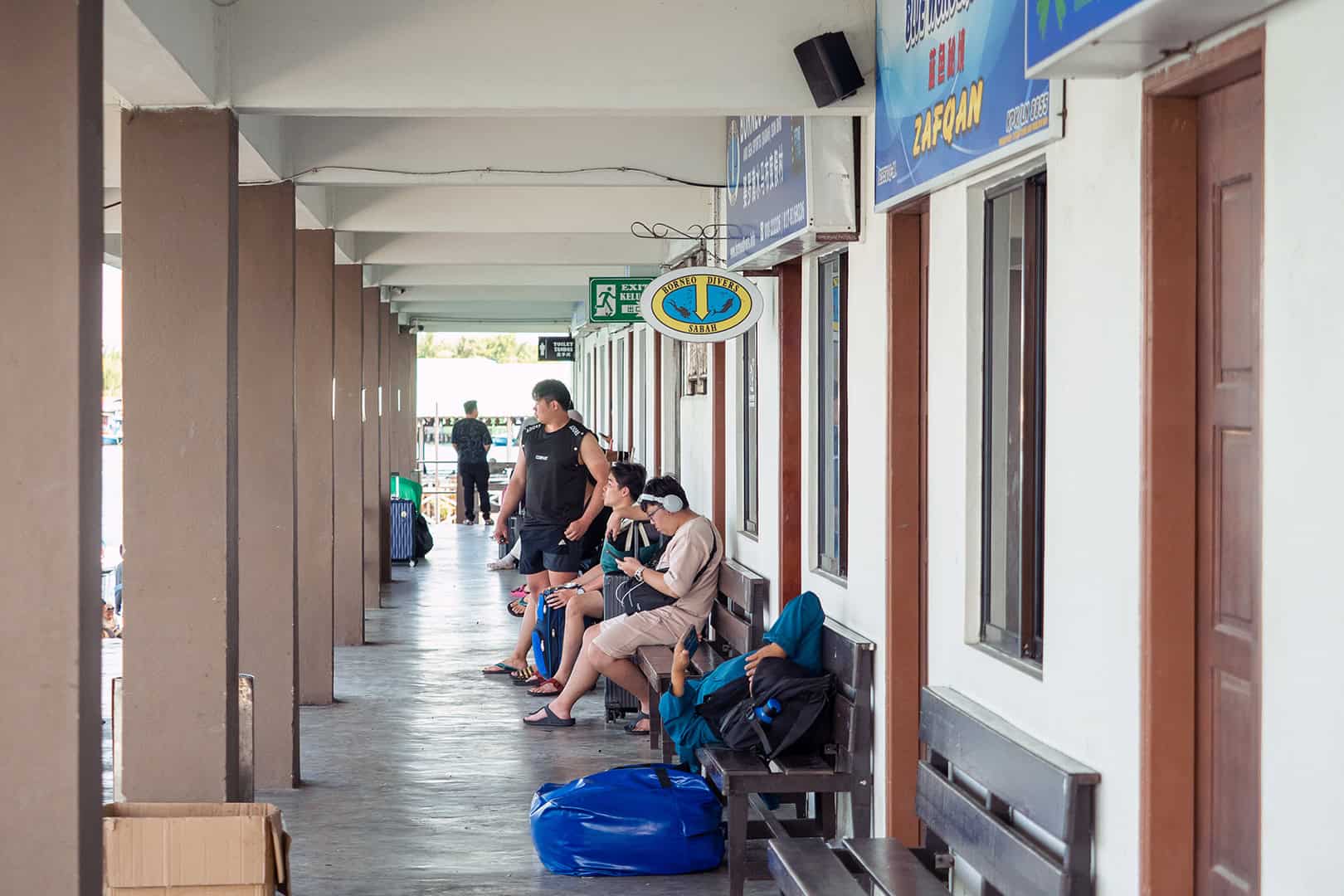 Wachtende toeristen bij Seafest, Semporna