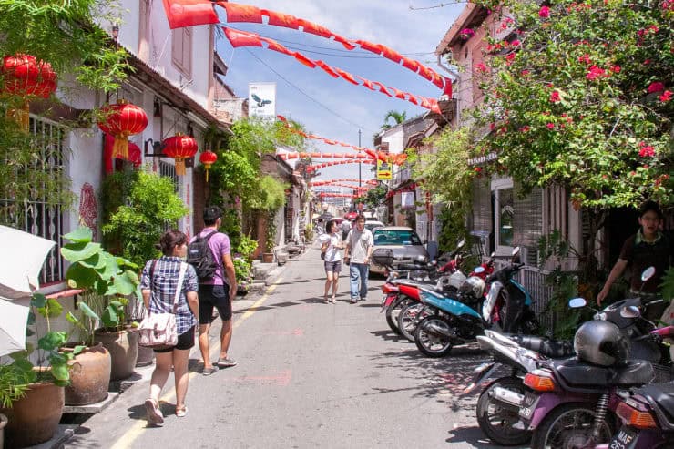 Kleurrijk straatbeeld in Kuala Lumpur met traditionele Chinese decoraties en lantaren tradicionales, gelegen in Maleisië, een populaire toeristische bestemming.