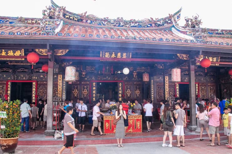 Kleurrijk tempel in Maleisië met traditionele decoraties en bezoekers, perfecte foto voor cultuur en reisambities.