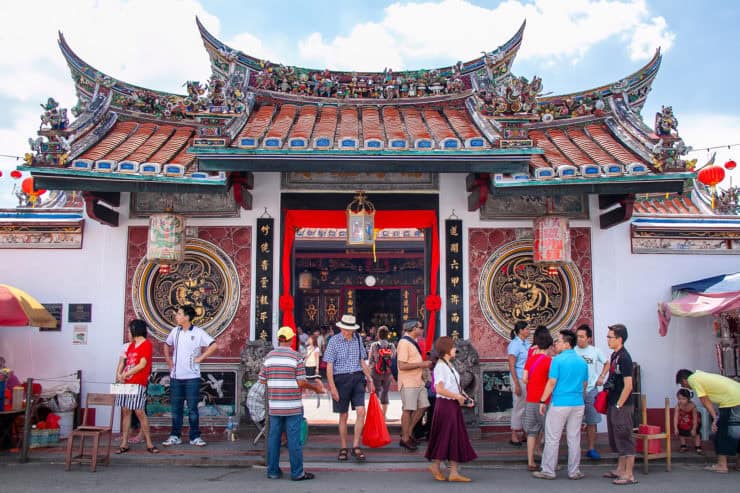 Kleurrijk Chinees tempel met traditionele architectuur en chinese decoraties in Maleisië, gevuld met toeristen en bezoekers voor cultuur, spiritualiteit en toeristische bezienswaardigheden.
