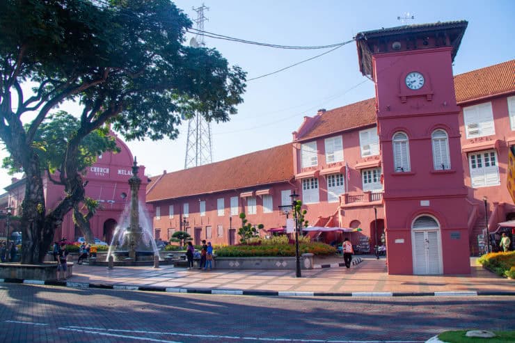 Kleurrijke historische kerk en stadsplein in Georgetown, Penang, Maleisië, met opvallende roze architectuur en sfeer van cultureel erfgoed.