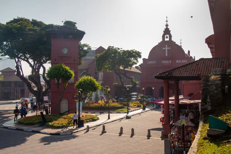 Kleurrijke Christelijk kerk en stad in Melaka Maleisië, historische architectuur en toeristische attractie, gezellige sfeer met bomen en volk.