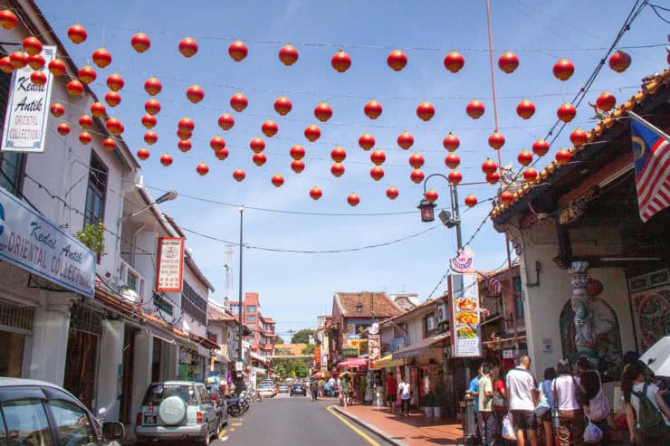 Vrolijke rode papieren lantaarns hangen boven een drukke straat in Chinatown, Kuala Lumpur, Malaysia, perfect voor een authentieke reiservaring in Malaysia met levendige cultuur en streetfood.