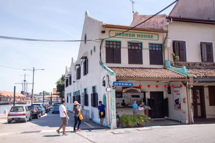 Kleurrijk historisch herenhuis met traditionele Malaysische architectuur langs de rivier op het eiland in Maleisië.